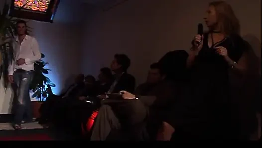 Красивую грудастую милфу трахнул в ванной и камшот в рот большим членом в любительском видео