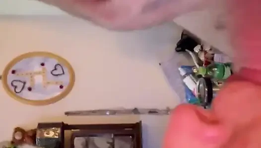 Sadies'in yüzüne, ağzına ve göğüslerine boşalıyor