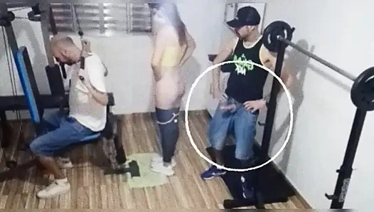 Istri berselingkuh dengan suaminya di gym di belakang punggungnya!