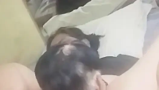 En azgın evli kadın ve kocası.harika sikiş