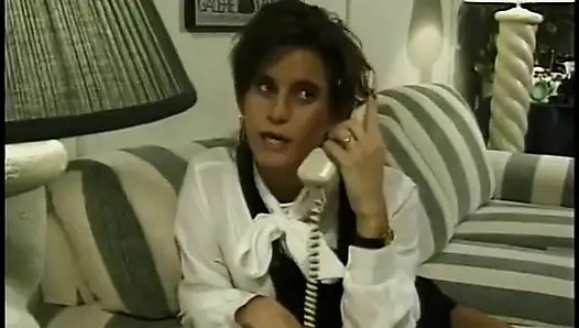 Ateşli esmer ıslak sıkı amında büyük bir yarak hissetmeyi seviyor