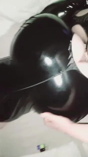 زوجة في PVC الملاعين رجل بينما الزوج في العمل