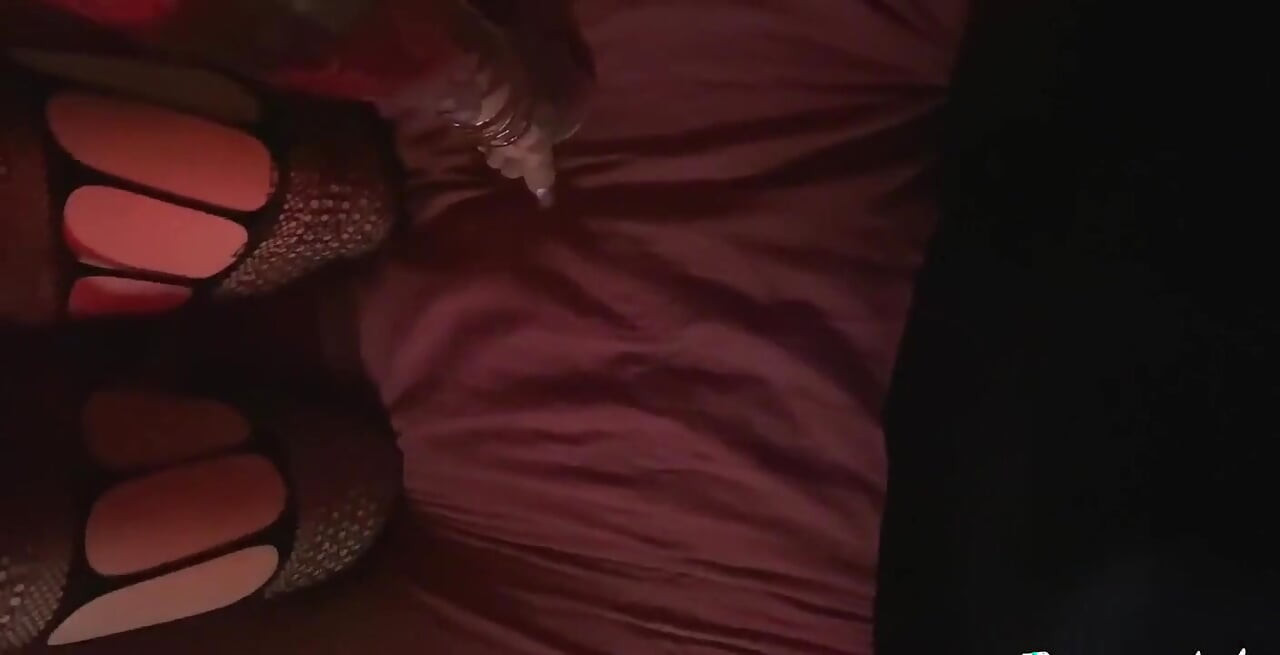 私は彼氏がフットボールの試合を見ていたので、彼の大きなチンコをしゃぶるのを遮りました