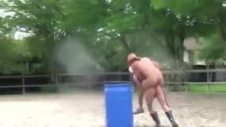 业余裸体大学年轻男同在户外玩性爱游戏