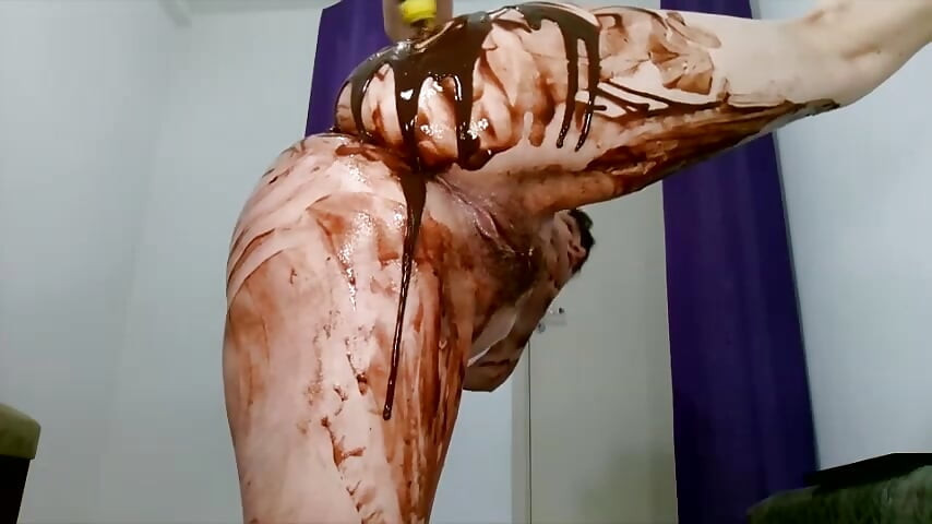 Twerking uma bunda grande abrindo chocolate por toda a Bunda