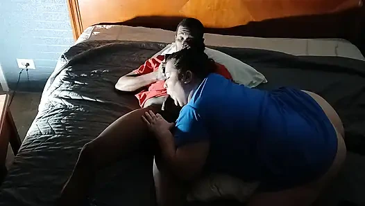 Schlampige kehlen-königin Lynn bekommt ihre dosis sperma tief in ihren mund