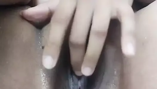 Une Indienne sexy se doigte la chatte mouillée