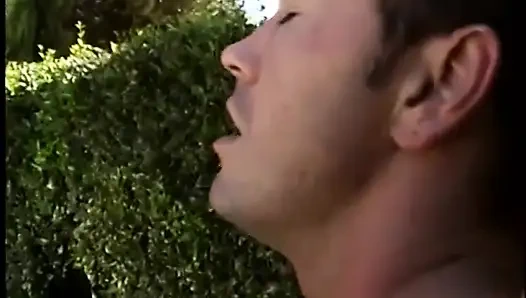 Dövmeli edepsiz esmer kel şişmiş amını açık havada krem için sikiyor