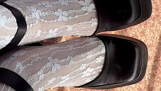 Weiße strümpfe und high heels an meinen füßen