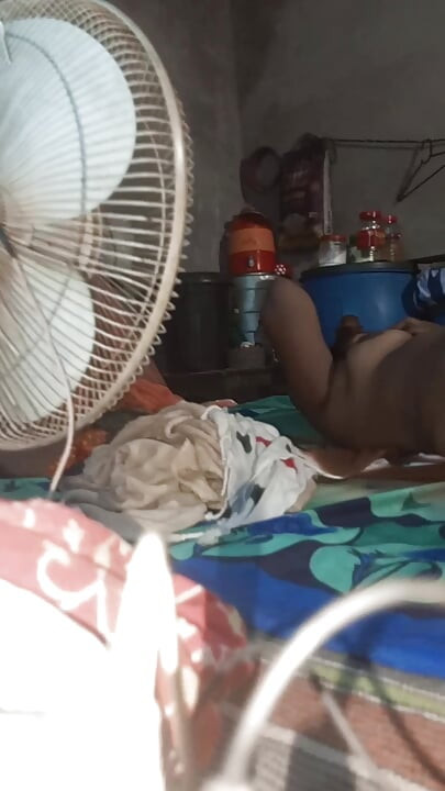 Soțul meu mă pregătește să mă fut și sunt gata acum.
