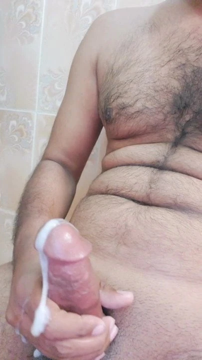 Desi cara curtindo no banheiro