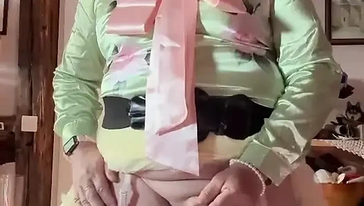 Kraliyet mavi kravatını eşleştirmek için küçük sarı tül etekli giyinmiş
