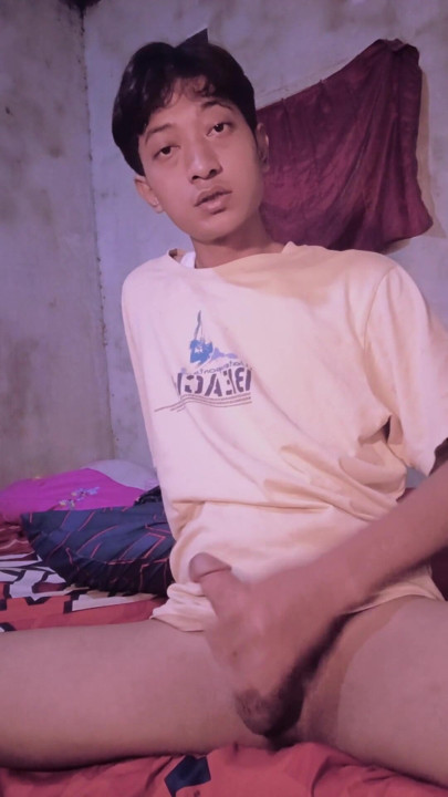 Азіатська мастурбує на камеру і маже спермою | Кліп 1