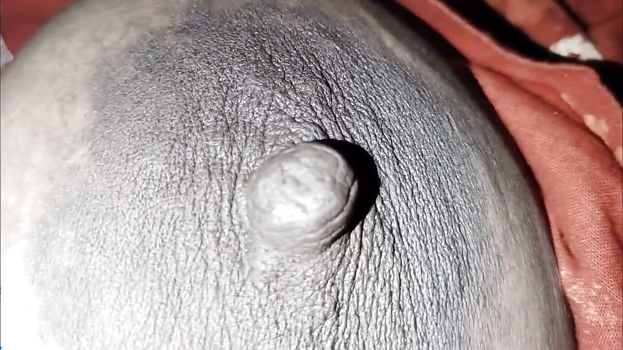 Madrastra muestra tetas lechosas y jugoso coño