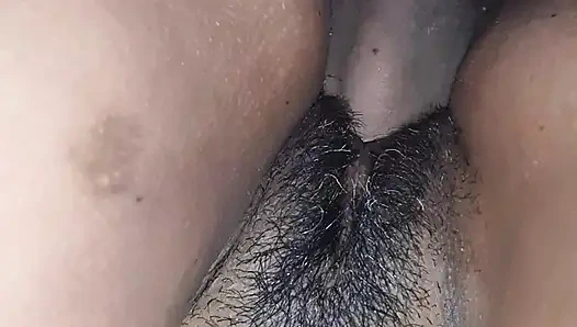 Ванессинья позвала меня на диван, так что она была полностью гола передо мной сзади