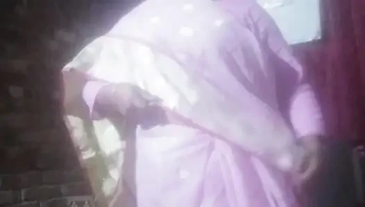 Gadis seksi Bengali India yang cantik mengenakan pakaian putih membuat video masturbasi sendiri.