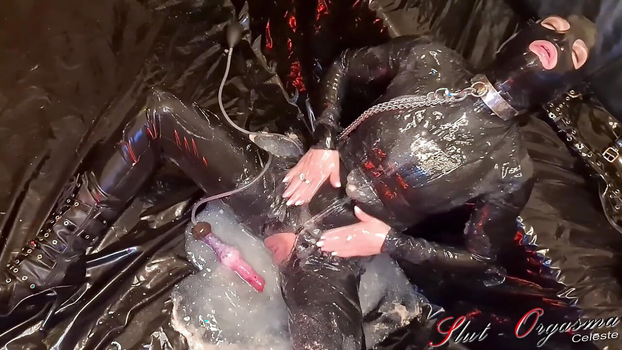 Σκλάβα τσούλα-οργασμός Celeste με λάτεξ, ακραία ατημέλητη βαθιά λαρύγγι, κατουράει, χύνει οργασμό στη λάσπη