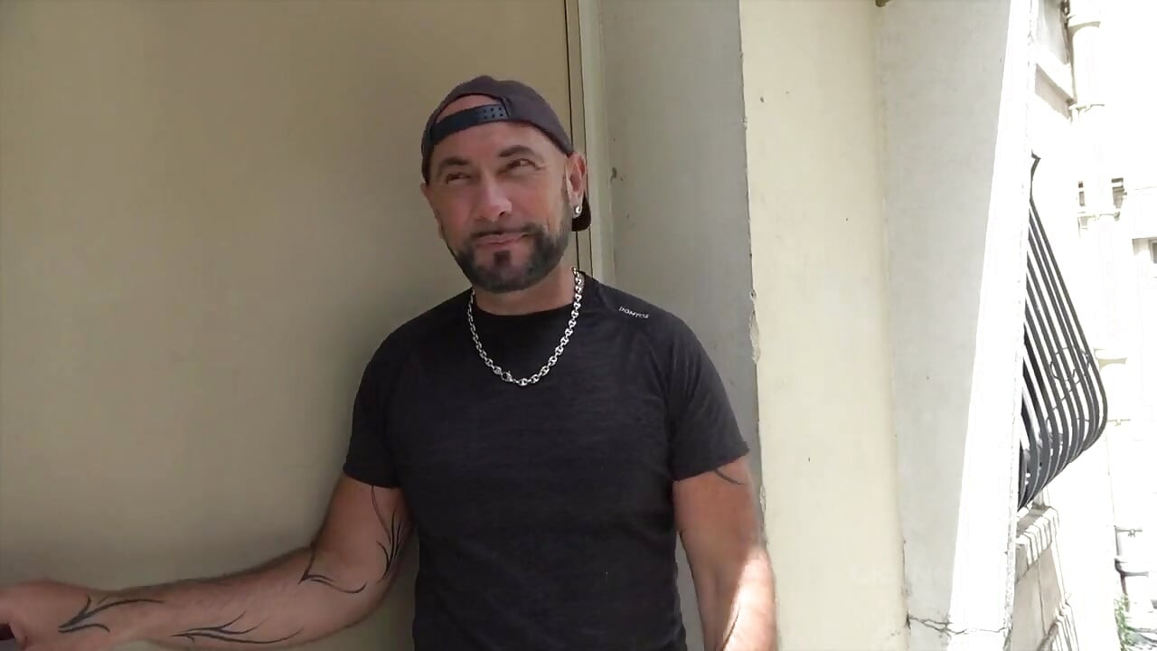 Jess Oryan se fait baiser sans capote par un garçon hétéro tellement sexy