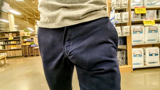 Huge public bulge. New pants for Showing off and freeballing