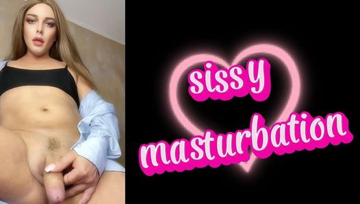 Sissy masturbeert en komt klaar