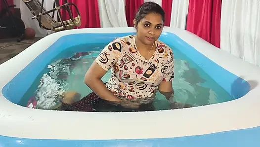 Mallu çift yüzme havuzunda sikişiyor ve oral seks yapıyor
