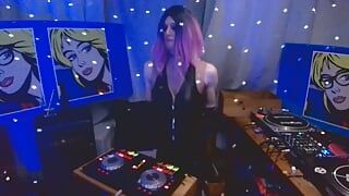 TITS & TECHNO - who would watch this on weekly livestream?