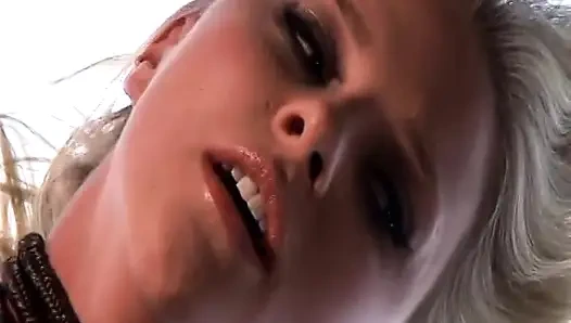 Три красочные, великолепные шлюшки делят жесткий член счастливого мужика