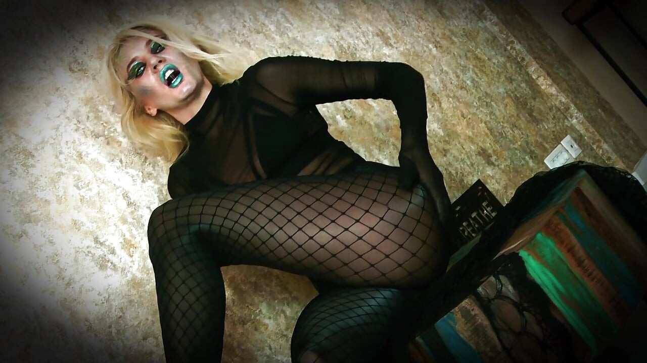 The dark queen experiment