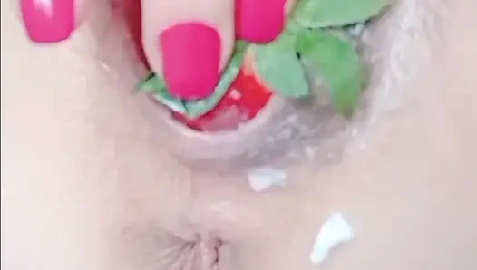 Sabrinahole, stroberi, pisang, krim asam dan mainan seks raksasa baru, di dalam buah persiknya yang berair
