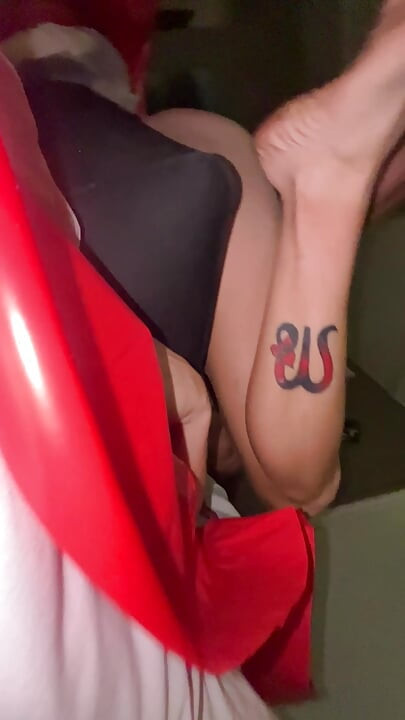 STUD NUTS Je mi jedno, jestli jsi unavený, dej mi, co máš, tati