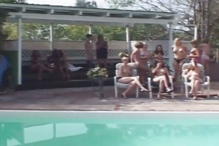 ve phrench veshyaen hain jo pool men ek doosre ki choot ke saath khelne ke lie yahan hain