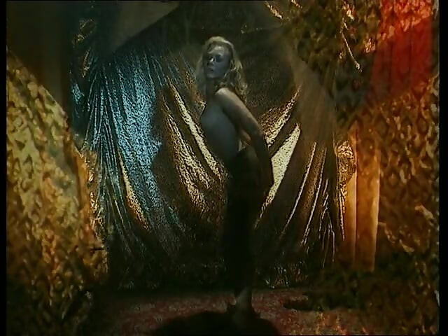 Dwa duże kutasy w seksownej blond dupie