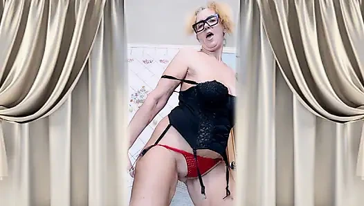 Lukerya si ibu rumah tangga hot mengoda dengan celana dalam jala merah di mesin cuci.