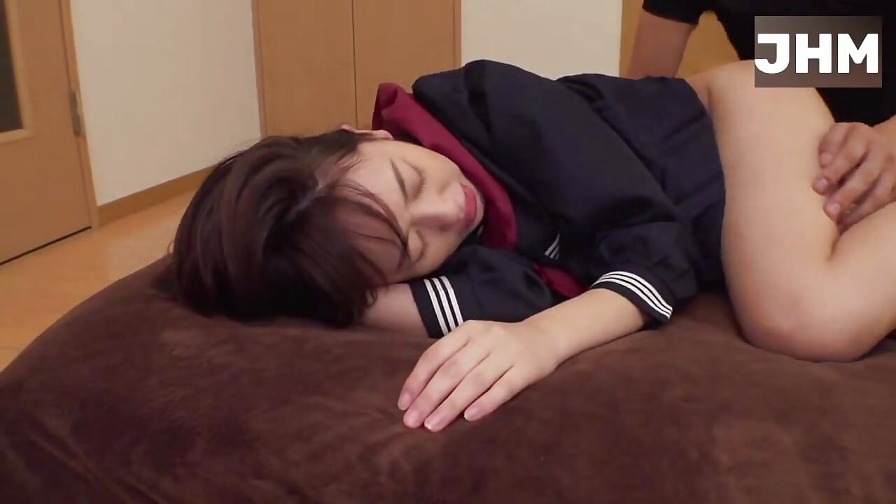 Beauties Who Look Great in Uniforms. 4