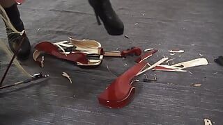 バイオリン粉砕!