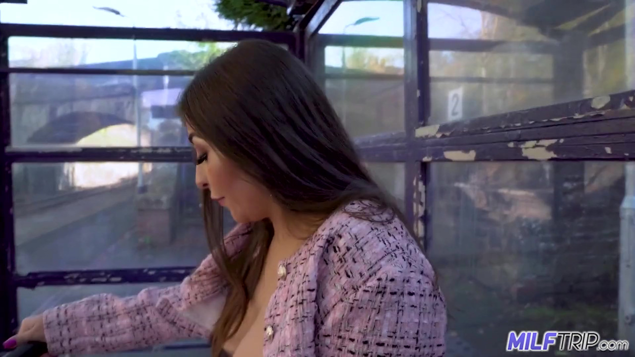 ミルフトリップ 厚い巨乳ミルフ 欲求不満の英国ホットワイフのデビュー