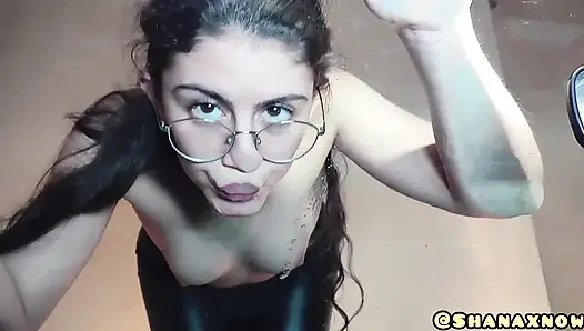 FETISH MELUDAHI, MUNCRAT, DAN KENCING DI DALAM MOBIL (BAGIAN 1)