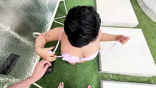 Kurvige teen-schlampe ist untreue zu ihrem freund mit einem fremden mit einem großen schwanz im hof eines urlaubsortes.