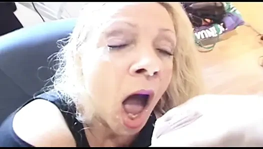 Schwanzlutschende dame aus frankreich befriedigt glücklichen typen