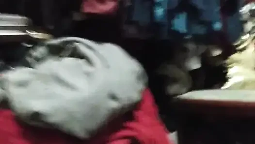 Seksi kız arkadaş aşağı atıyor!