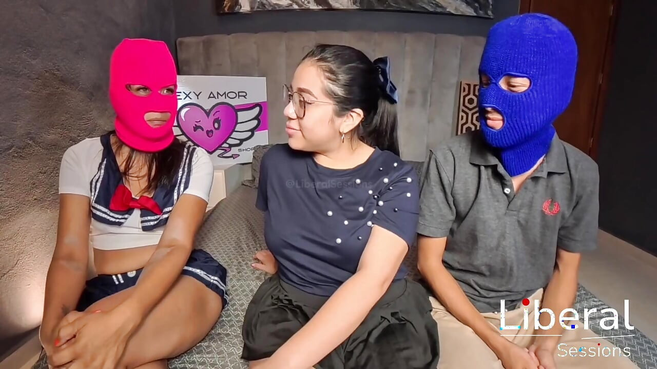 Seu primeiro vídeo, a máscara a faz se sentir livre, sexo amador