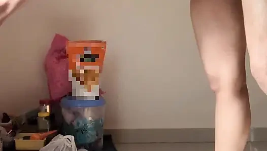 Hintli evli kadın kocasının arkadaşıyla ayakta sert sikişiyor