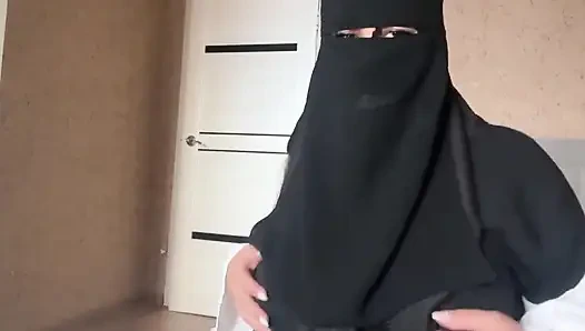 Сирийская девушка в хиджабе в розовых трусиках показывает ее дырки.