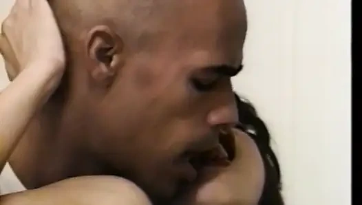 Edepsiz Asyalı orta yaşlı seksi kadının gerçek eylemde beyaz mı zenci mi hangi yarağı tercih ettiğini karşılaştırması gerekiyor