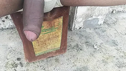 Evimin terasına gidiyorum, penisimi çıkaracağım ve boşalmak için bir ağaçta mastürbasyon yapıyorum.