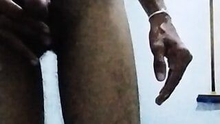 Шри-ланкийский школьник трахает пальцами задницу