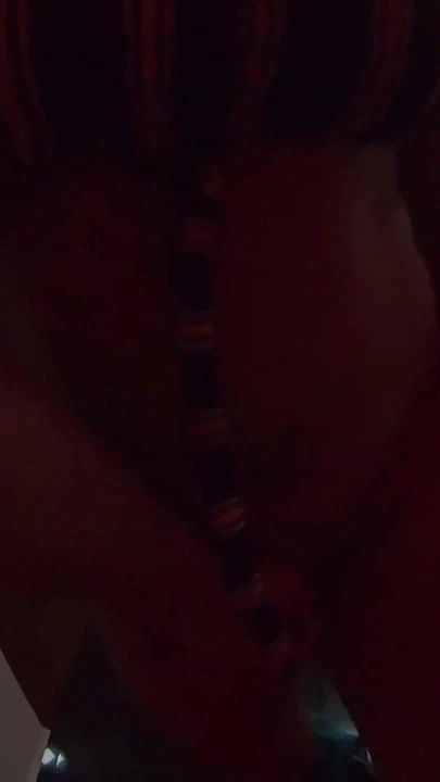 Chocoana在没有避孕套的情况下骑乘鸡巴, 但不知道这一点