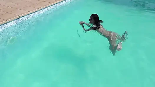 Luar ruangan, ngentot di kolam renang untuk remaja Rusia bertoket muda