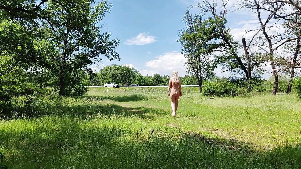 小さな娼婦は裸で歩き回る