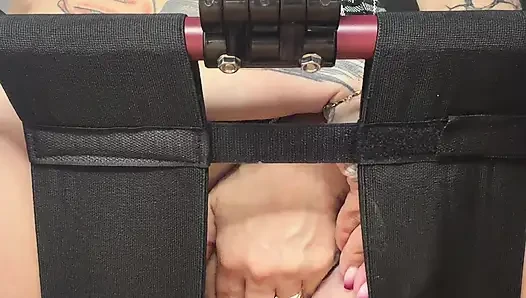 Baba için ağzı tıkalı ve dildoya biniyor